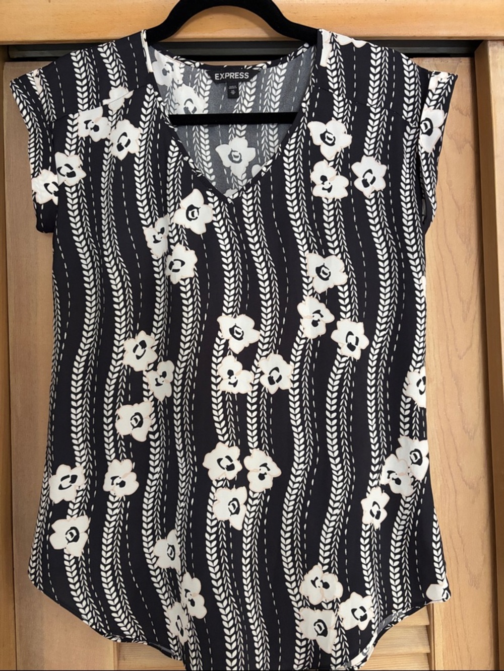 Express Black & White Floral V-Neck Blouse